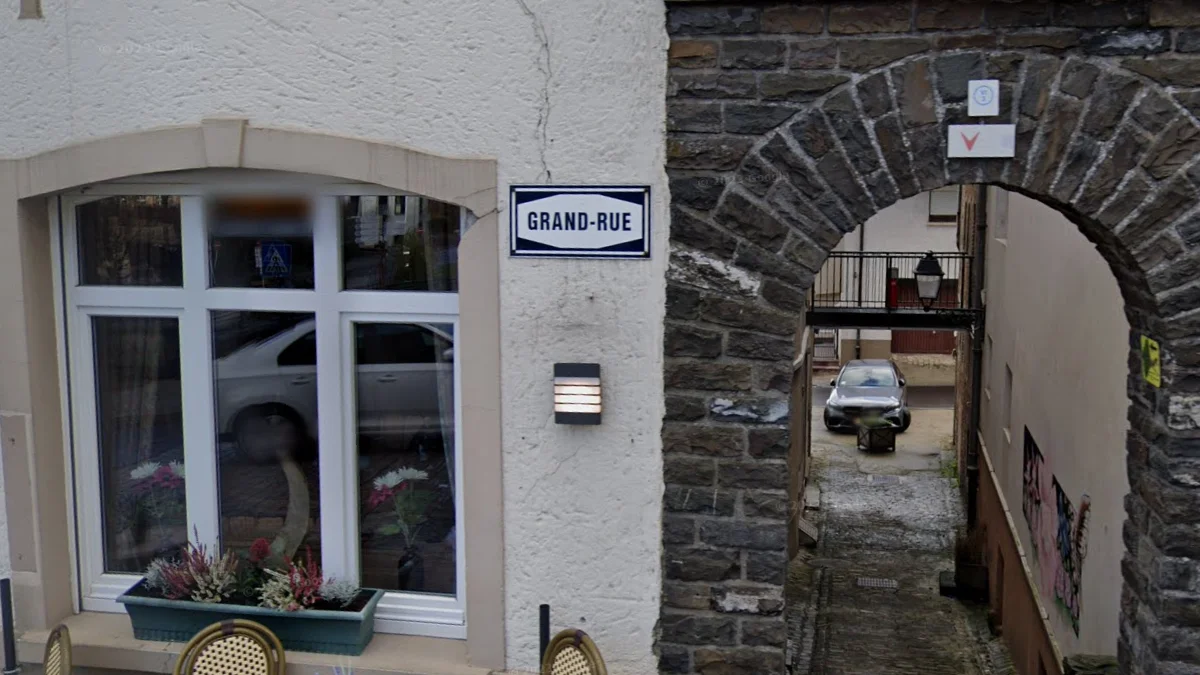 白色短街道標誌