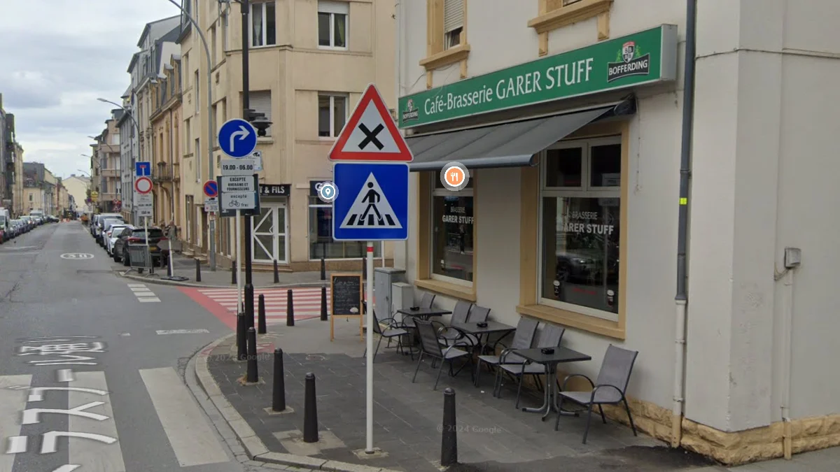 五條垂直條紋行人標誌