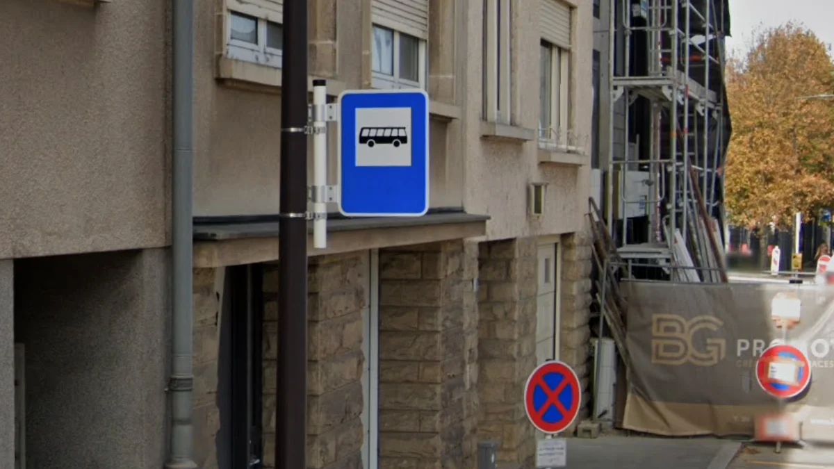 藍色六窗巴士站牌