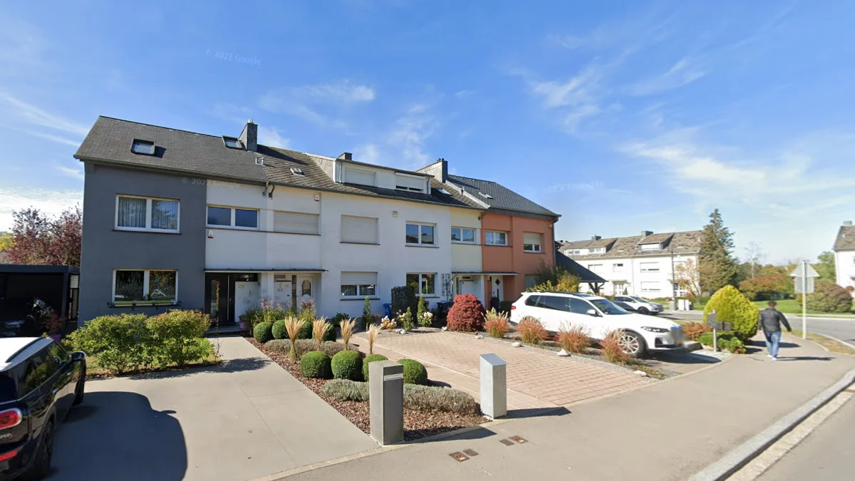 深色石板屋頂建築