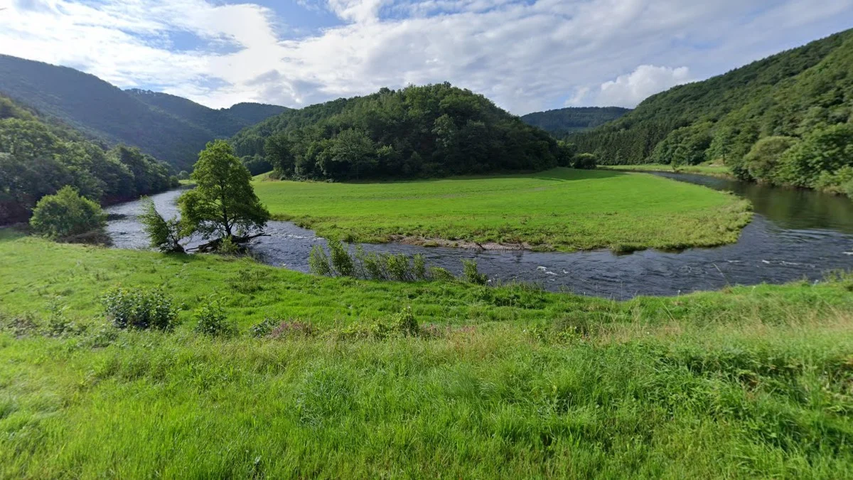 北部多山地勢較高