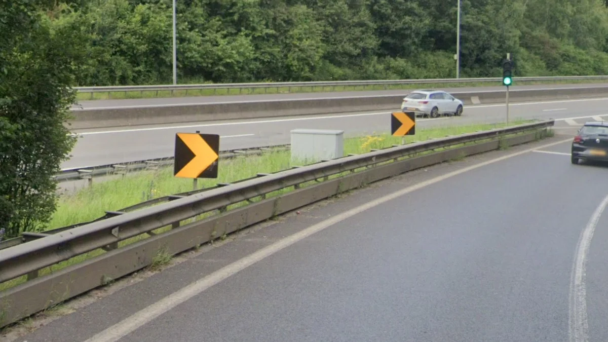 黑底黃箭頭彎道標誌