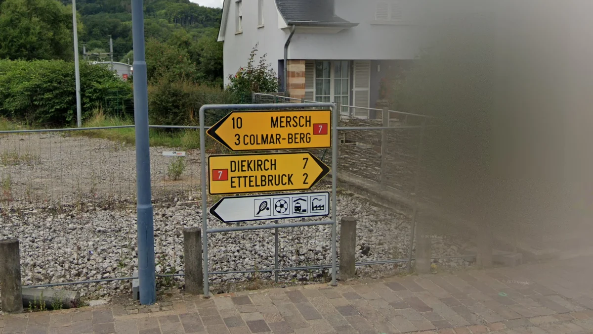 黃色框邊方向牌