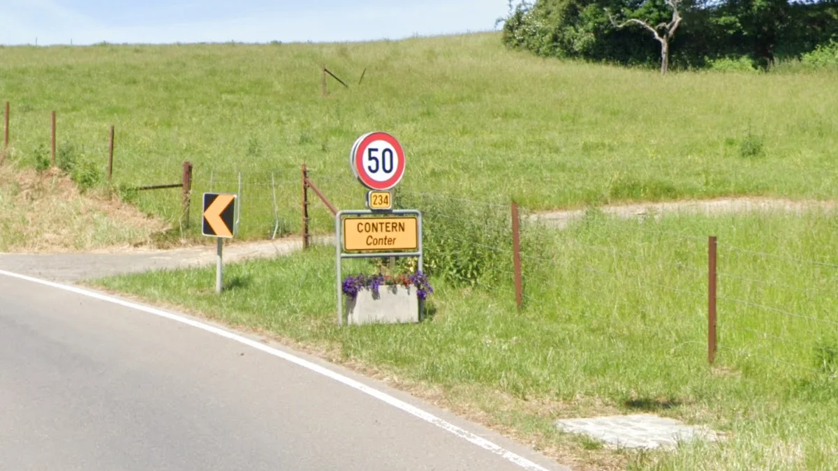 黃色框邊城鎮入口牌