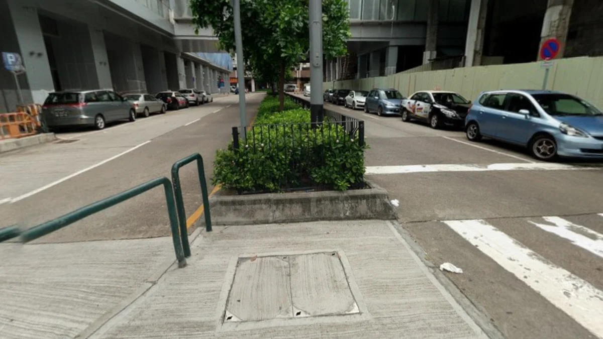 底部塗黑圓柱形燈柱