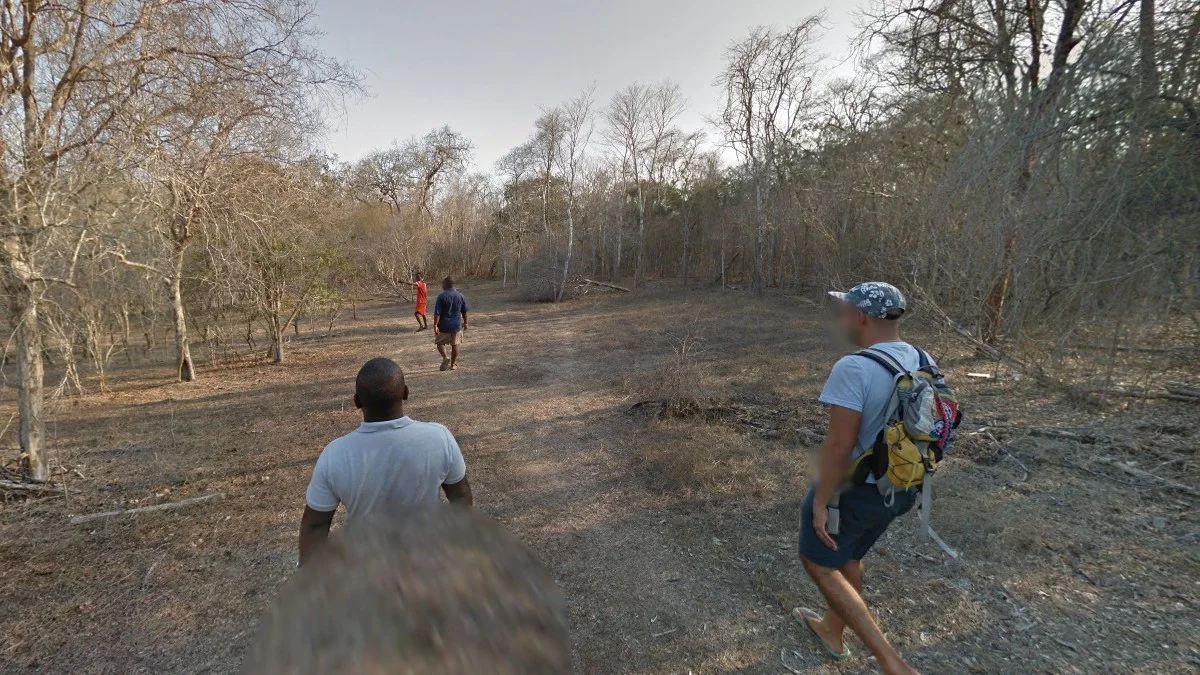 RN8旁四人徒步車隊