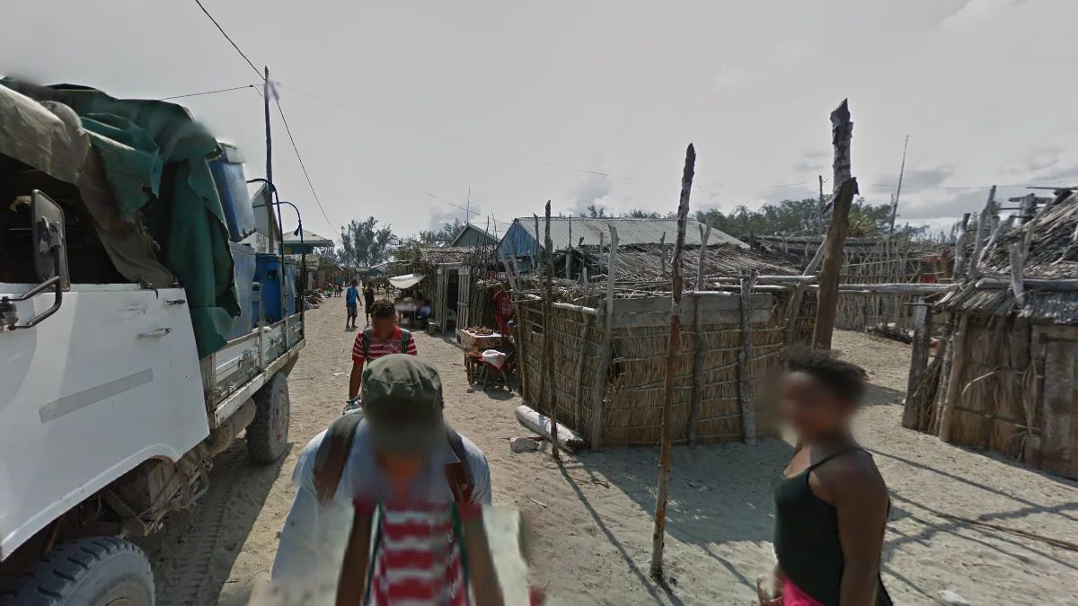 Andavadoaka鎮三位徒步者