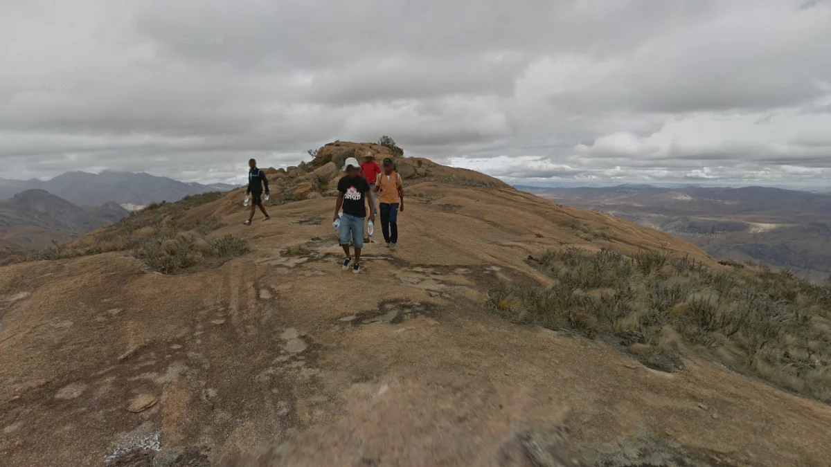 Tsaranoro獨塊山與徒步者