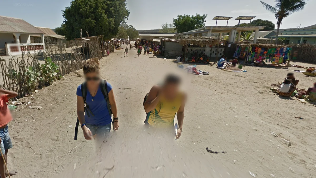 St Augustin黃背心藍T恤徒步者