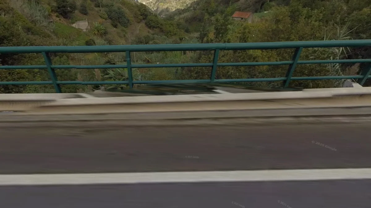 深綠色橋樑欄杆