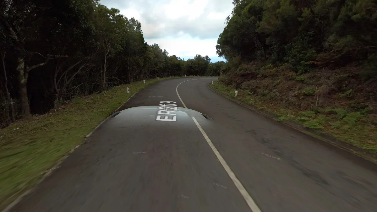 低品質街景與白色車尾