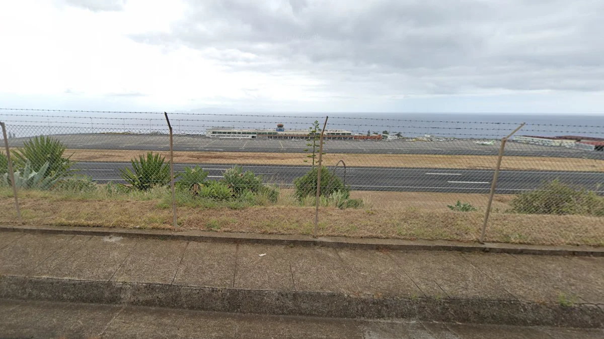 C羅國際機場混凝土柱