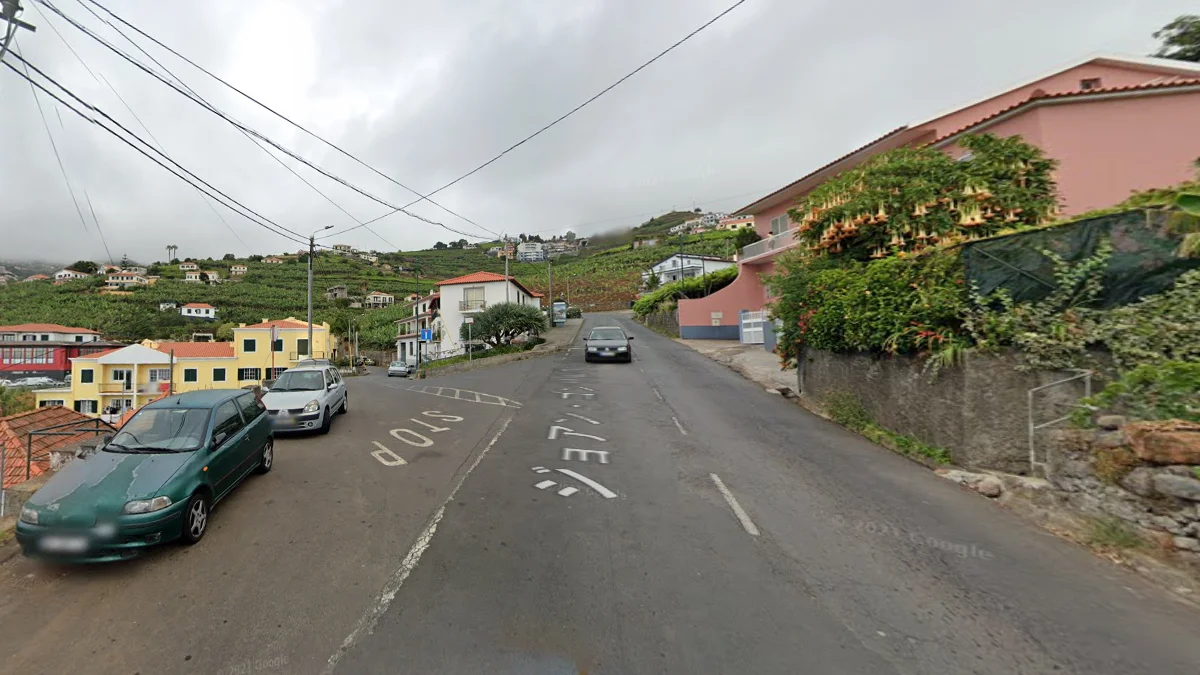 白色混凝土塊路障