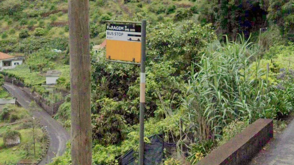 黑白黃巴士站牌