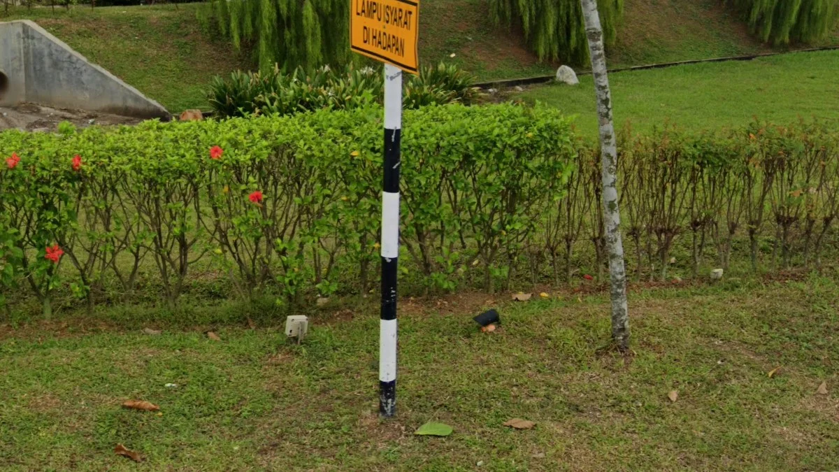 黑白條紋路標桿