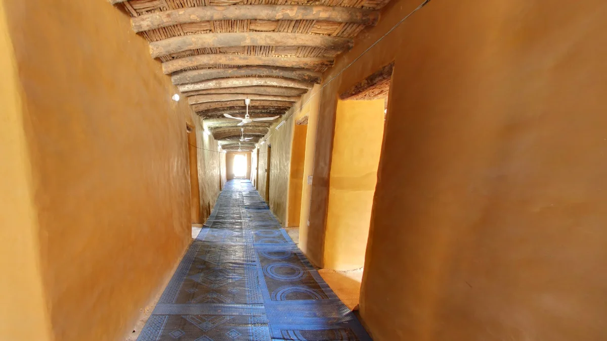 桑科雷清真寺低矮的木樑天花板