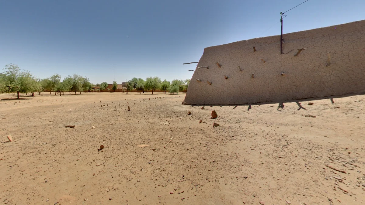 加奧清真寺外廣闊荒涼空間