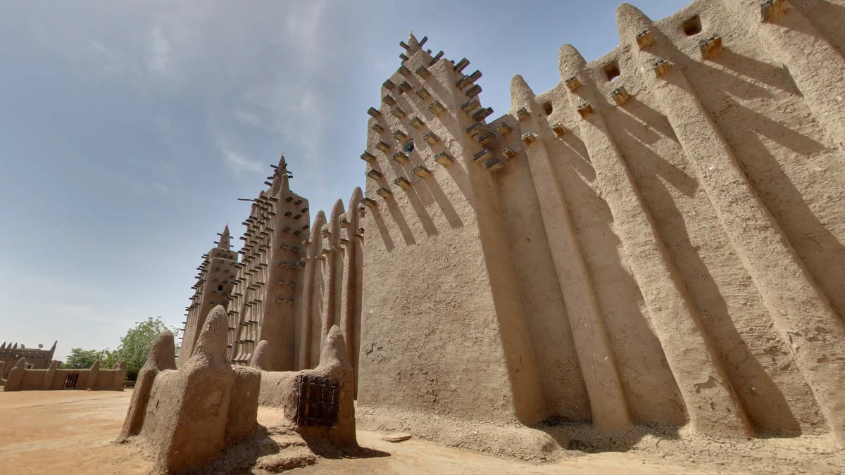 傑內清真寺前方的晴朗天空