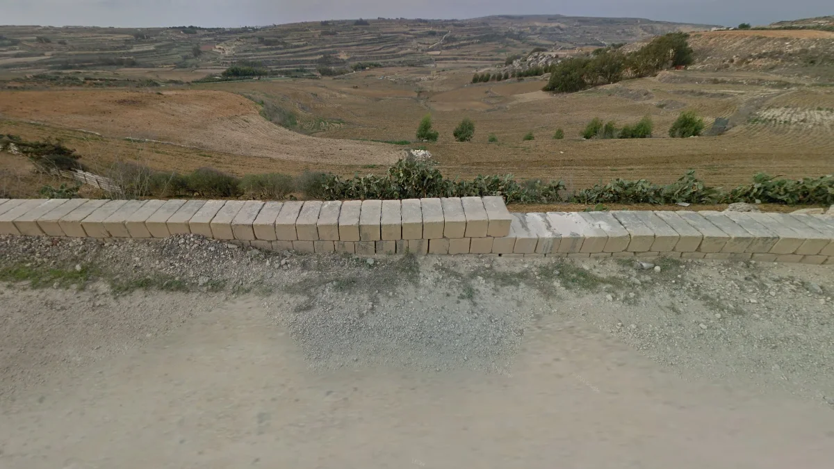 戈佐島常見的低矮石牆護欄