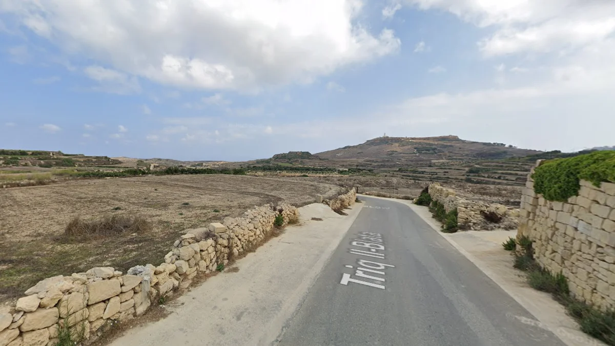 馬爾他乾燥的丘陵農田