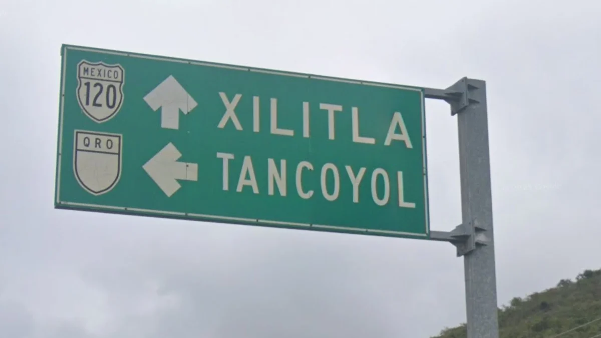 墨西哥方向標誌的大寫白色字體