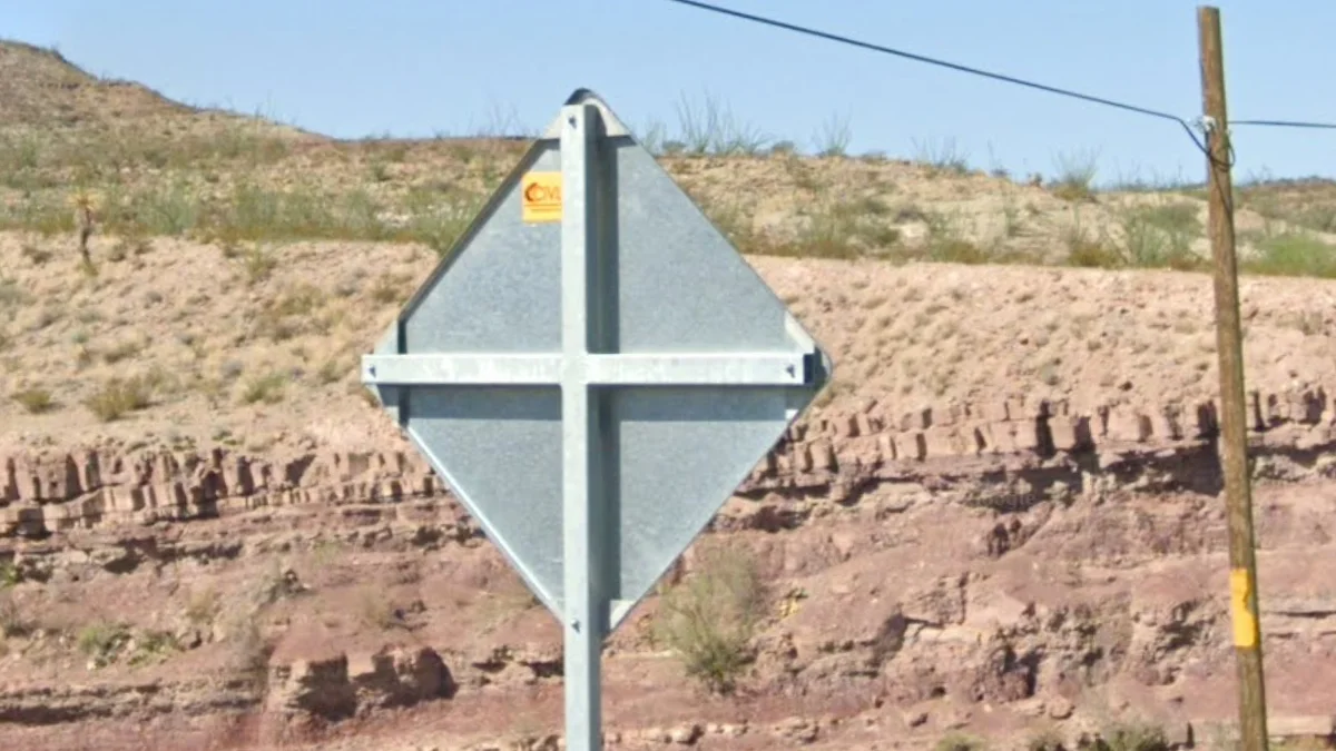 奇瓦瓦州路標背面的粗十字架