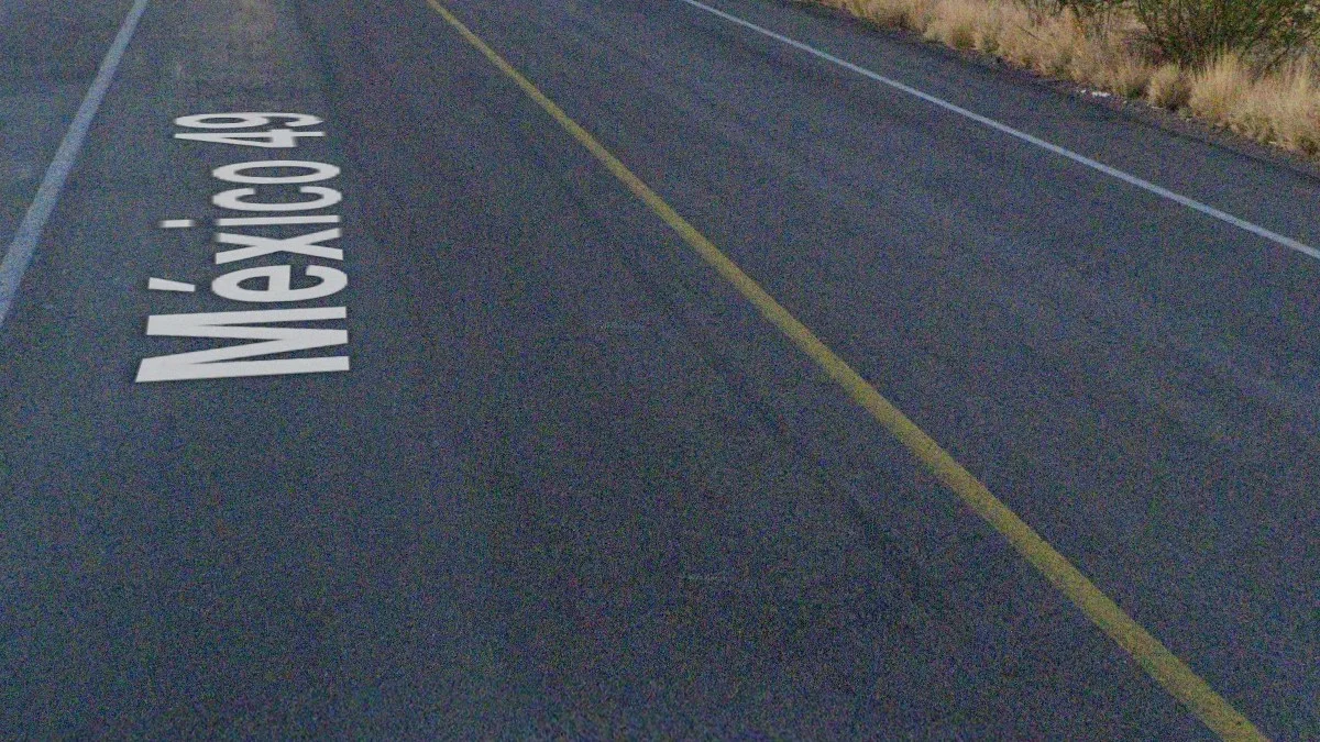 黃線兩側的黑色瀝青