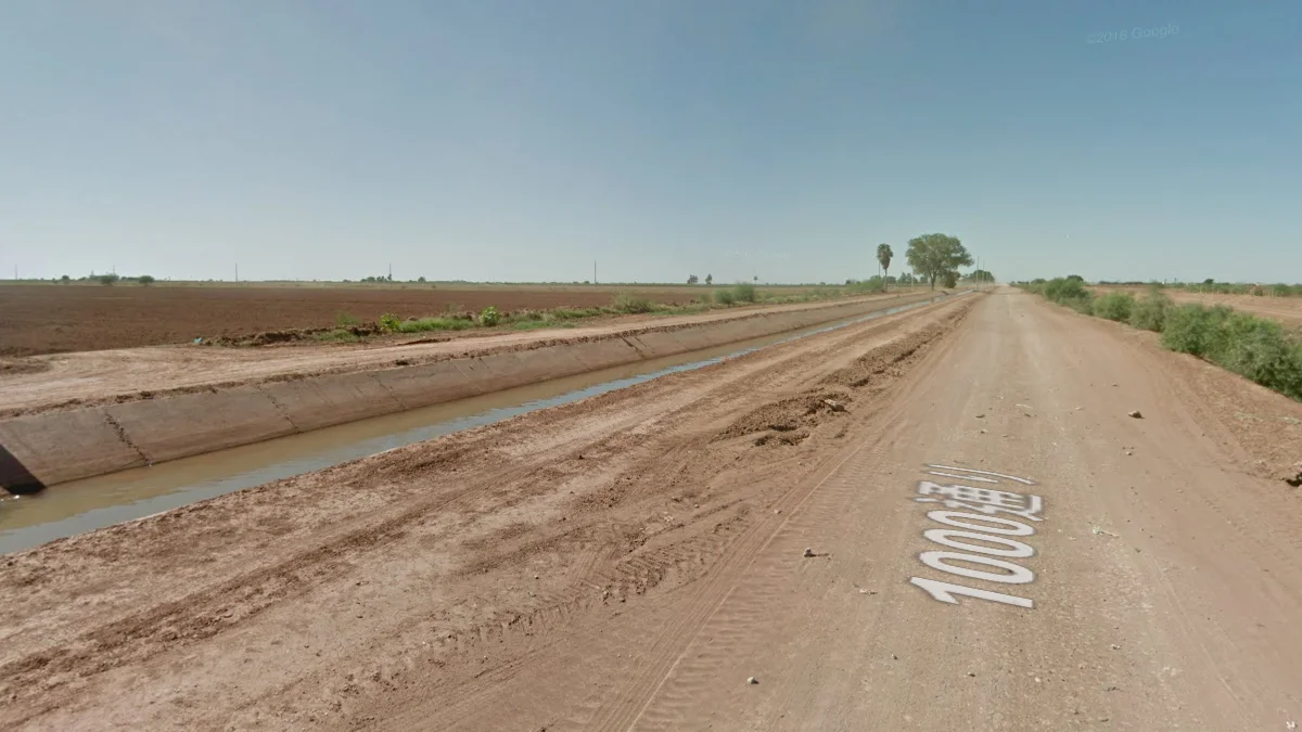 奧夫雷貢城粉棕色土壤與運河