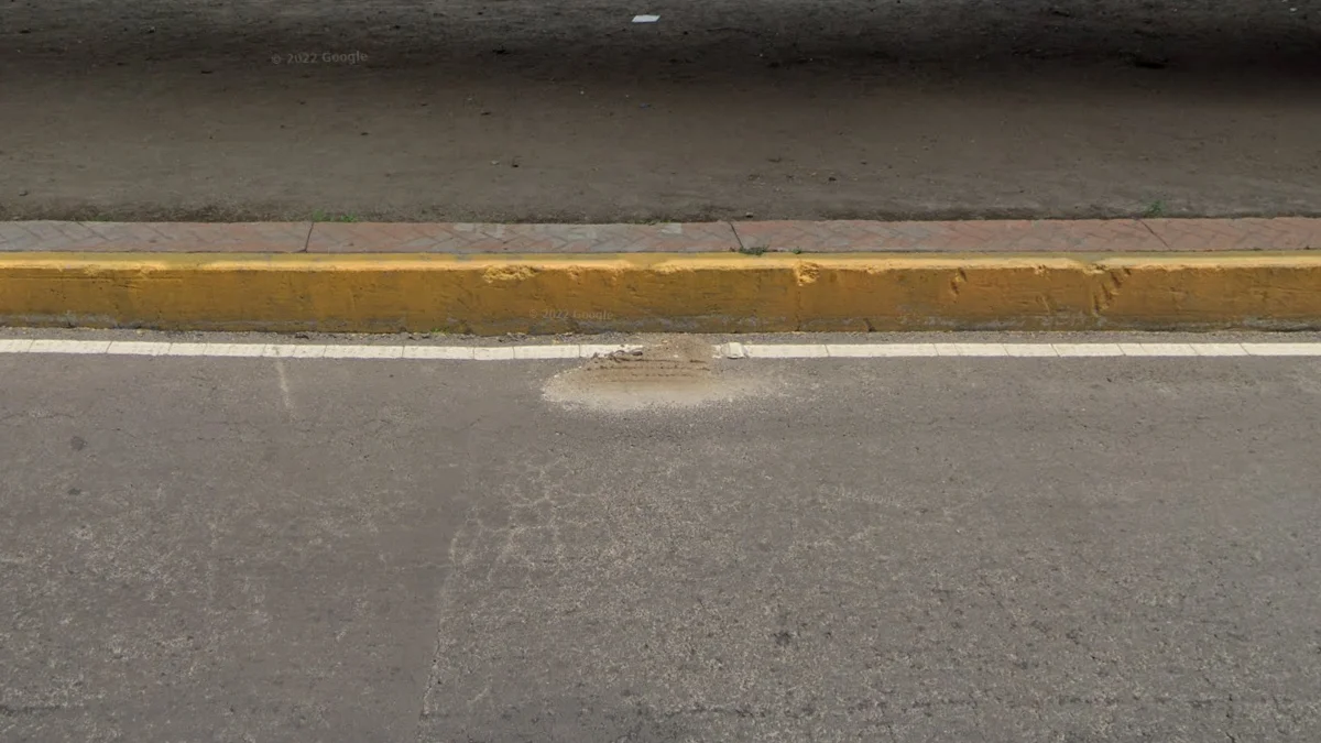 路緣和護欄上的黃色裝飾