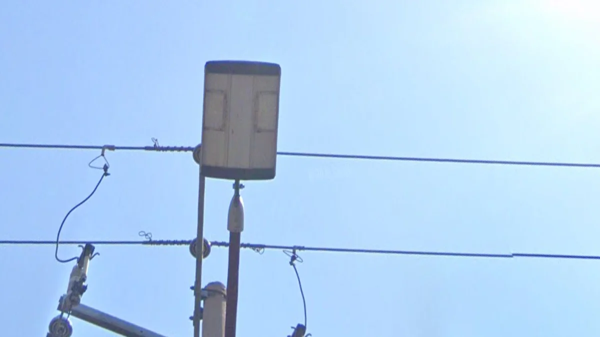 克雷塔羅聖地亞哥黑邊白中路燈