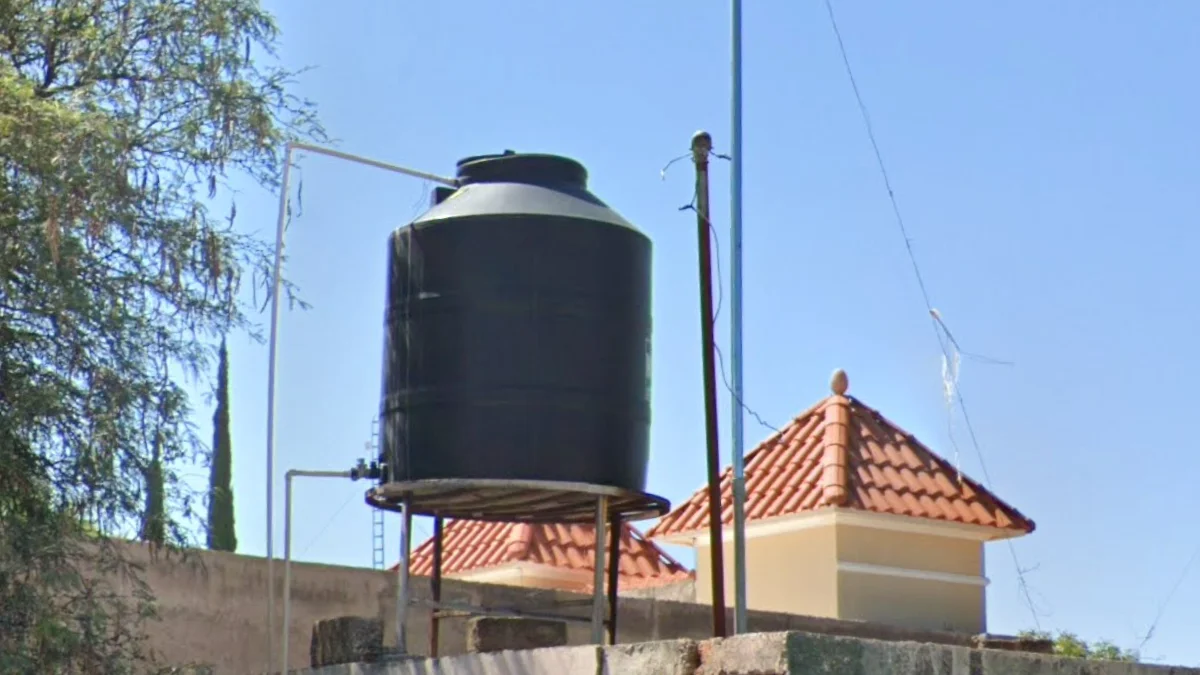 屋頂常見的黑白圓柱水箱