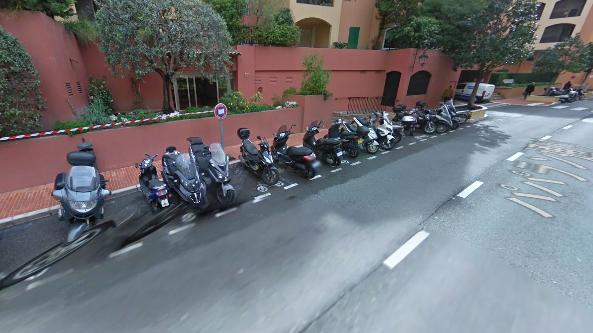 摩納哥街頭成排的輕便摩托車