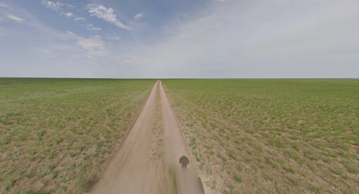 東部廣闊草地上的小土路