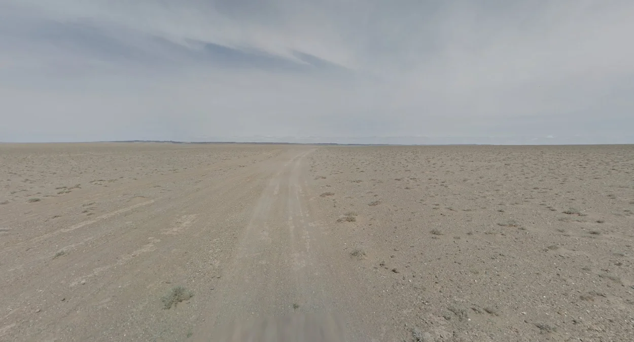 蒙古南部的越野沙漠景觀