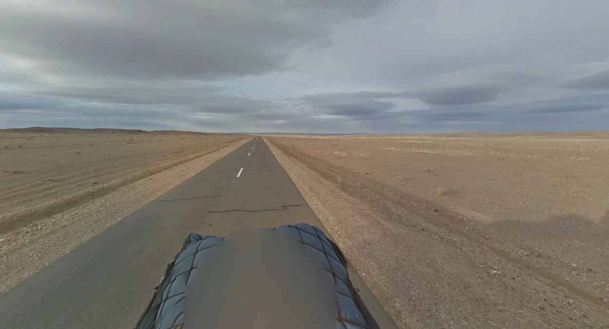 曼達勒戈壁公路：多雲天空