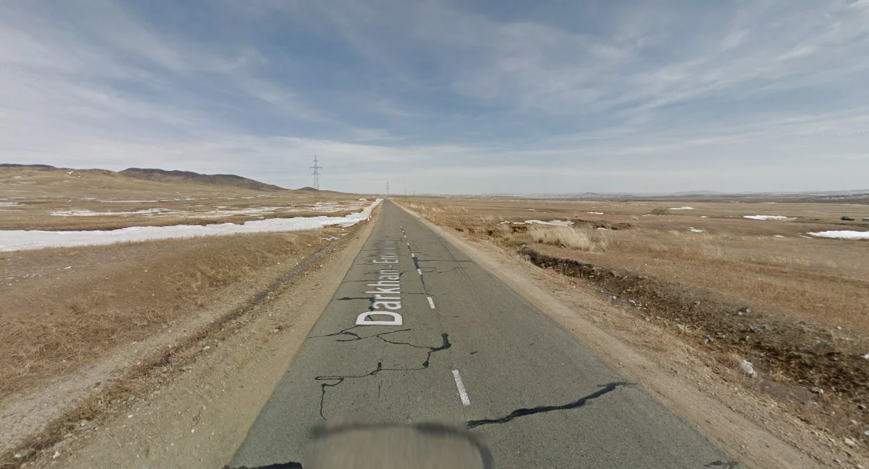 達爾汗-額爾登特公路：輸電塔與農田