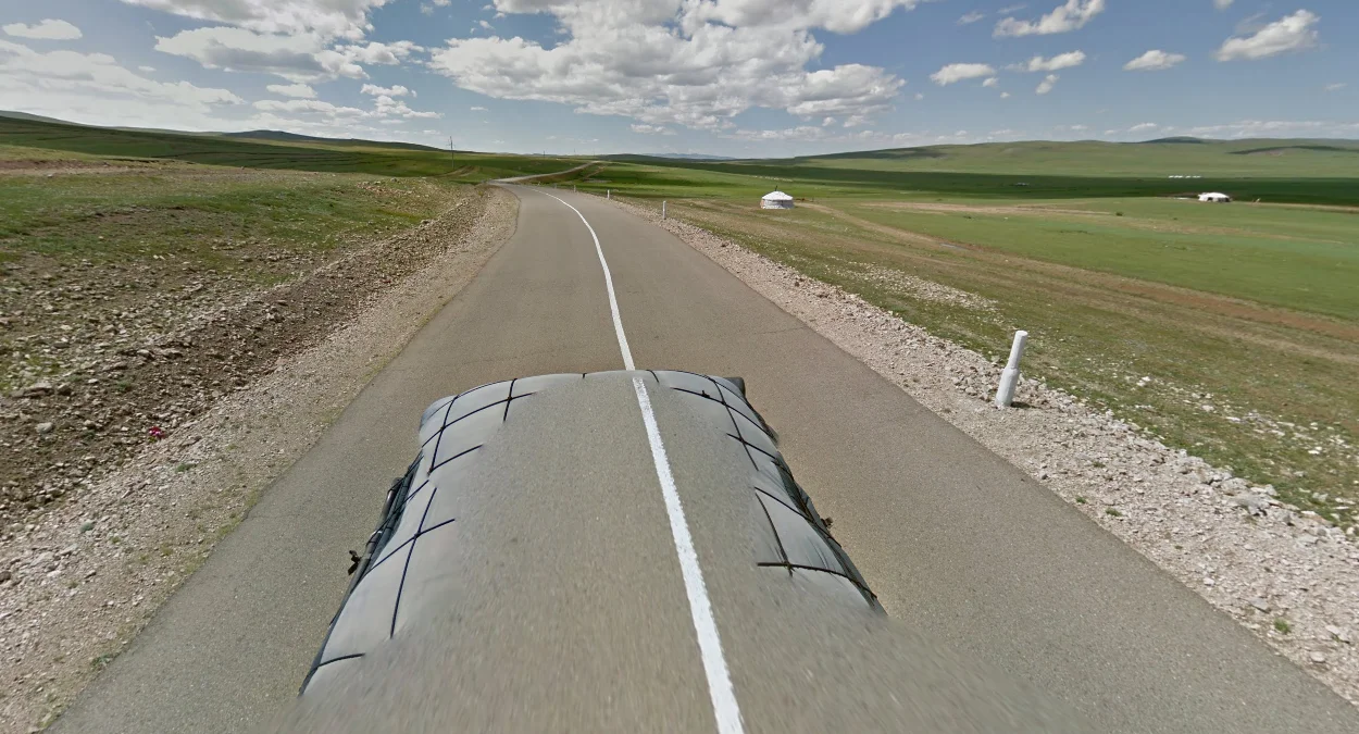 中部及西北部：亮銀色帳篷