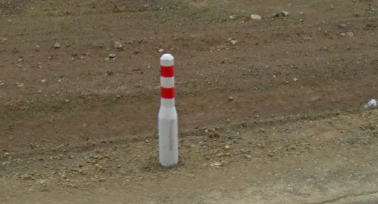 蒙古特有的保齡球瓶狀護柱