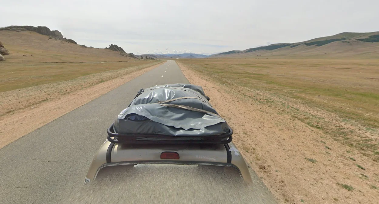 中部：帶有開放拉鍊的帳篷