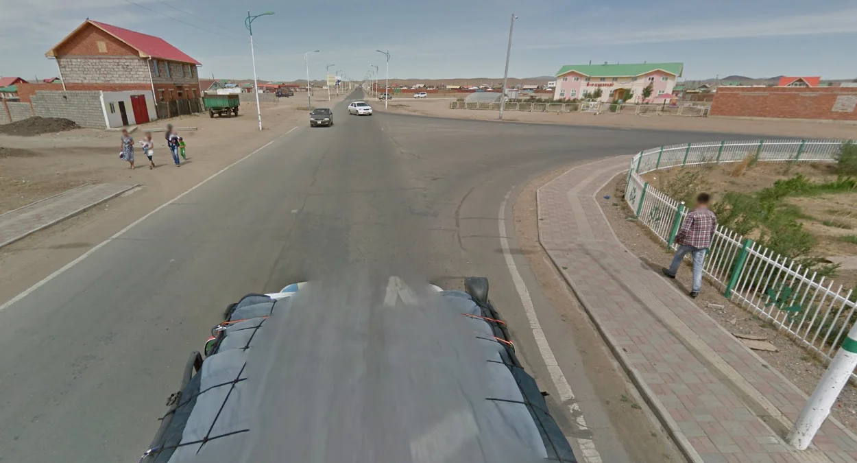 成吉思市：帳篷前方的紅色綁帶