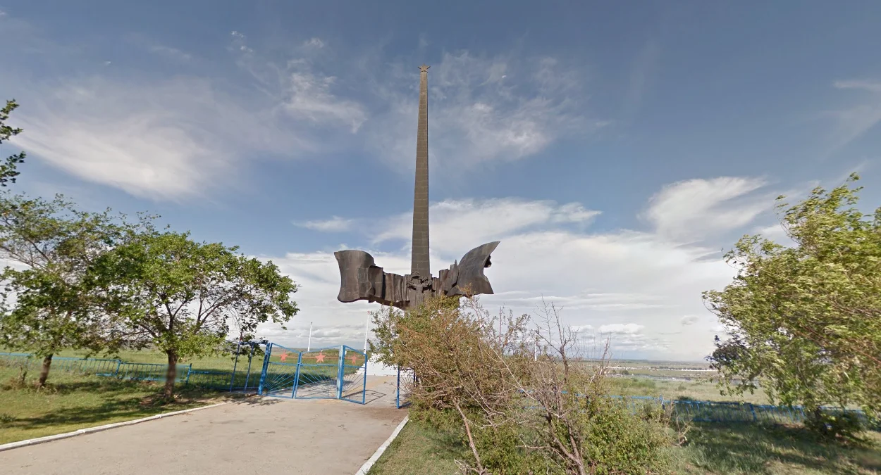 哈勒欣河：遠處的巨劍雕像