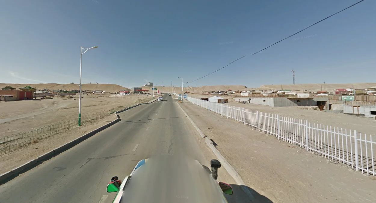 賽音山達：乾燥山脊與粉色鐵塔