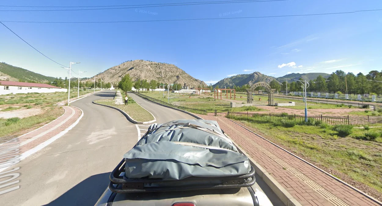 策策爾勒格：多岩石崎嶇山丘