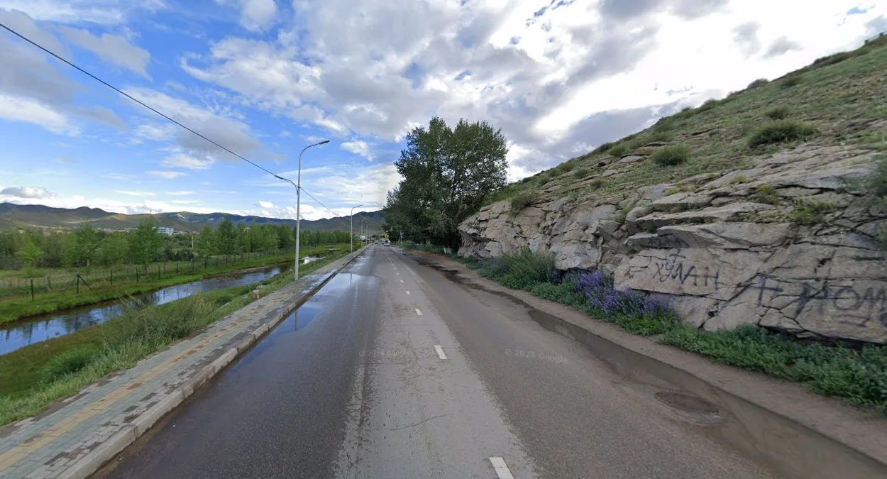 烏里雅蘇台：被綠色山丘環繞