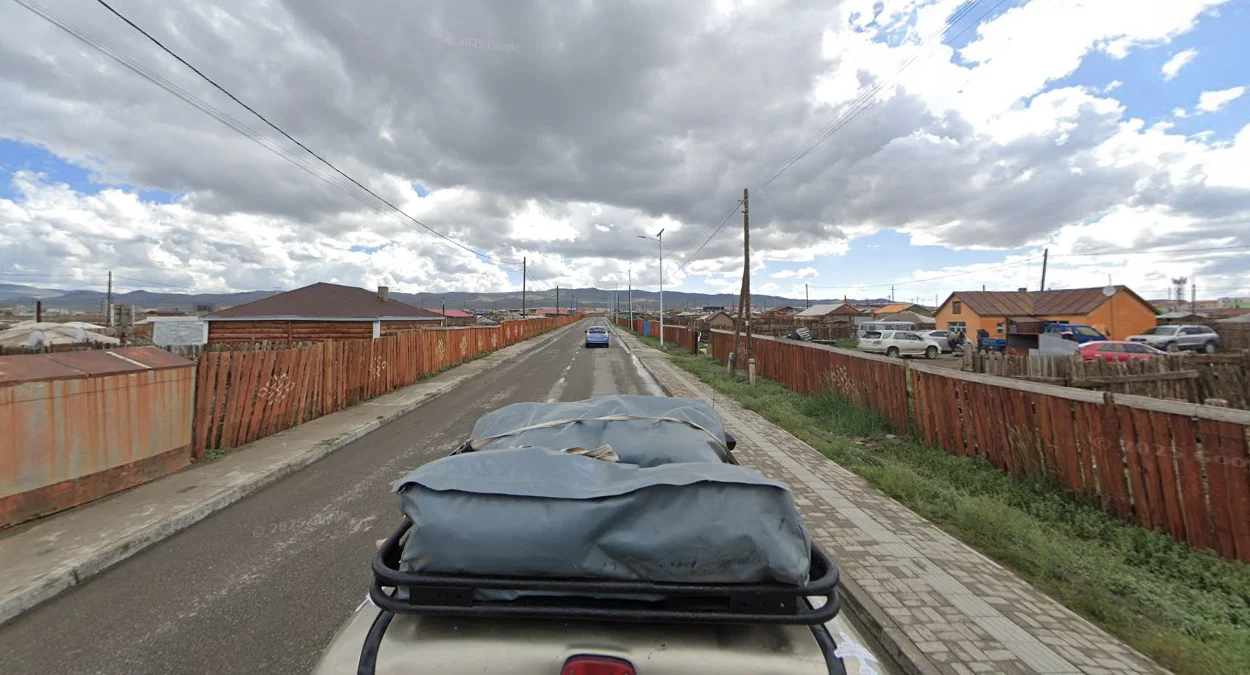 阿爾泰：遠處的黑暗山丘