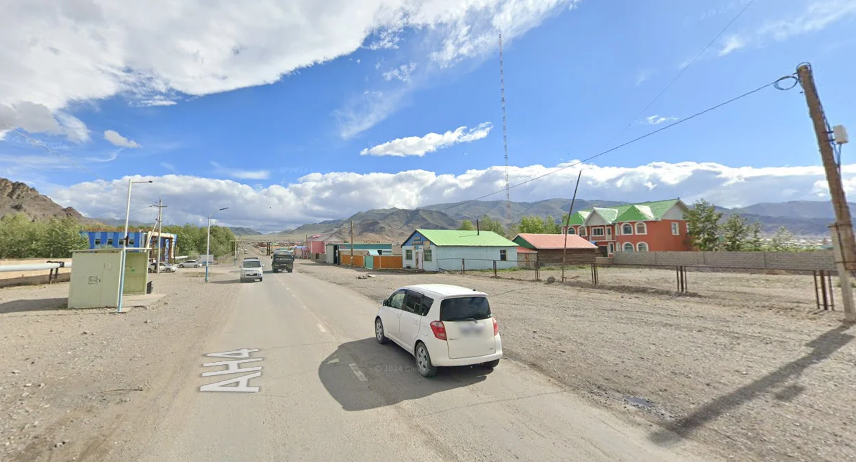 烏列蓋：被乾燥岩石山環繞