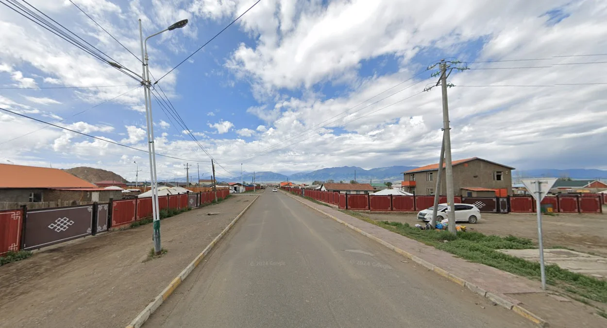 烏蘭固木：西南方遠處的黑山