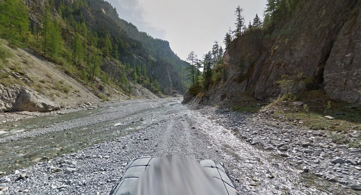 哈特嘎勒湖以西：鵝卵石河谷