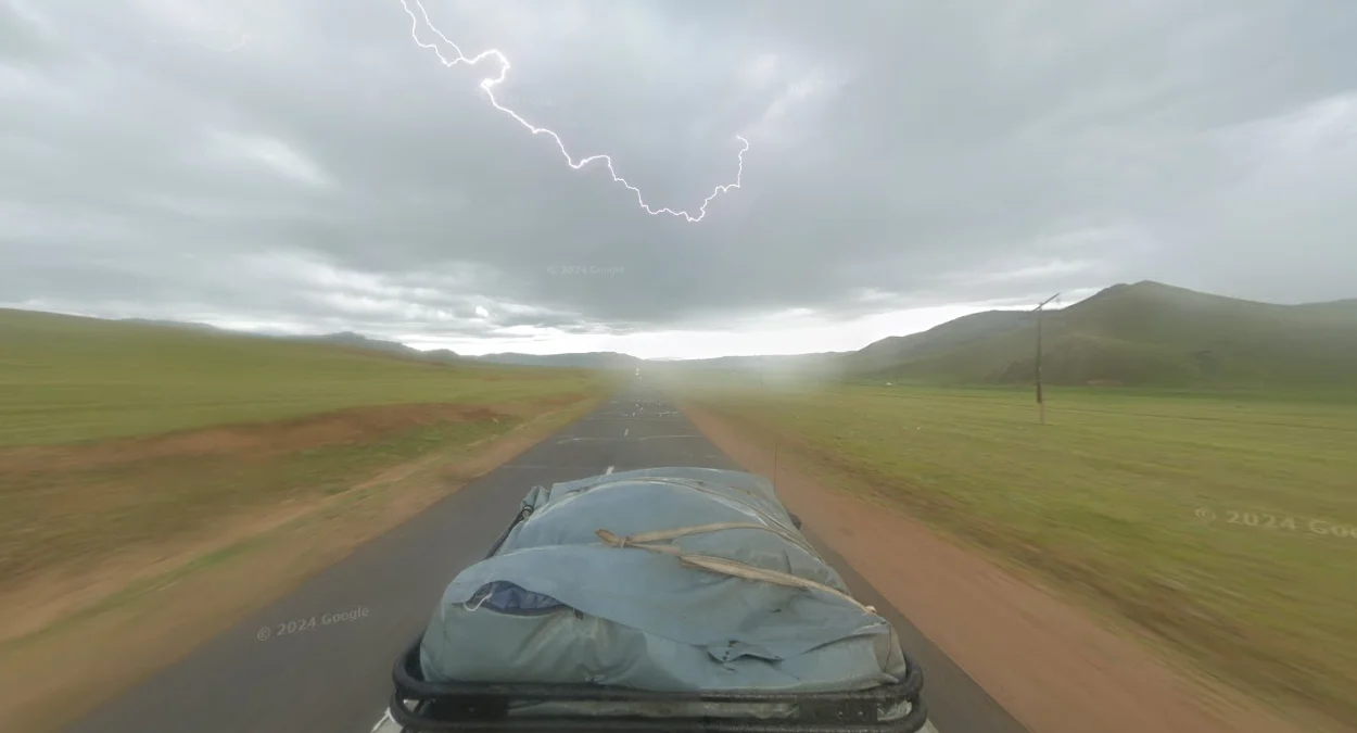 霍爾戈鎮以東：雨中街景