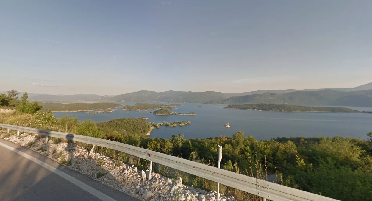 斯拉諾湖小島景觀